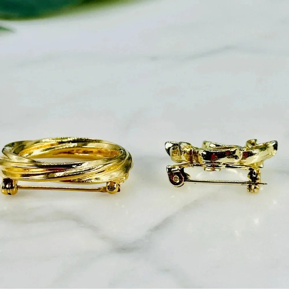 Vintage Circle Brooch Pins Crown Trifari and Gerrys Gold Tone Set of 2 5… - Picture 9 of 11